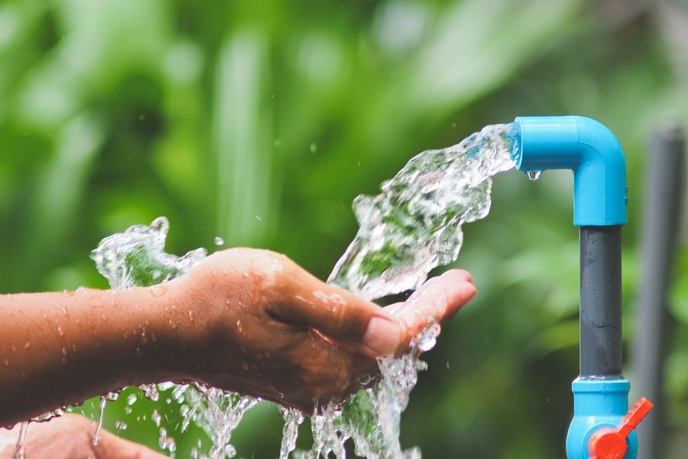 main sous un robinet d'eau qui coule