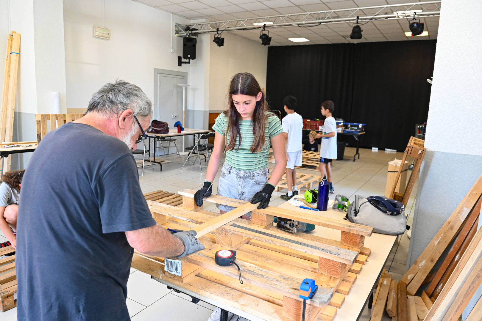 Cours de menuiserie dans une maison pour tous