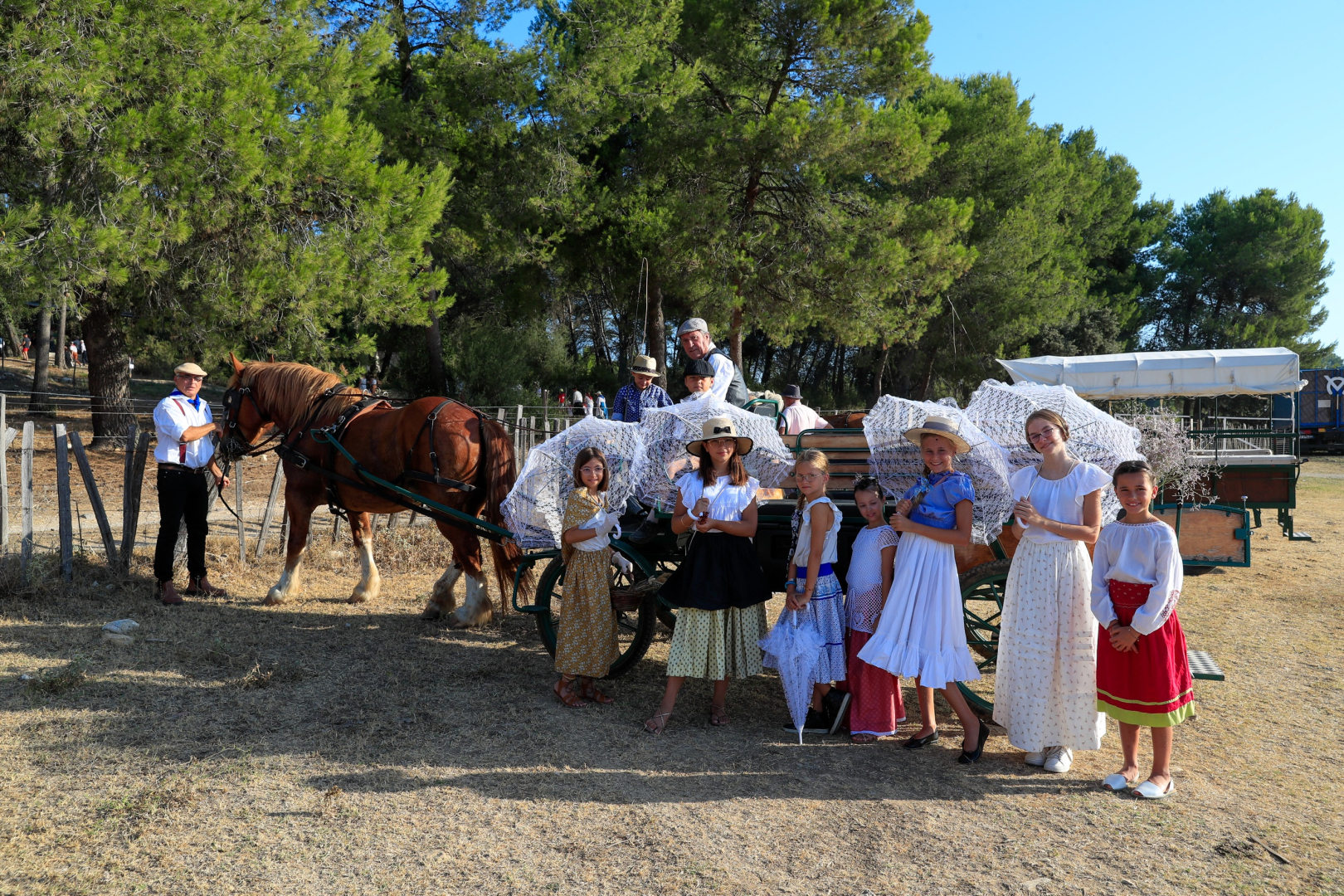 Caleche et habitanst en costumes pour la journée à l'ancienne