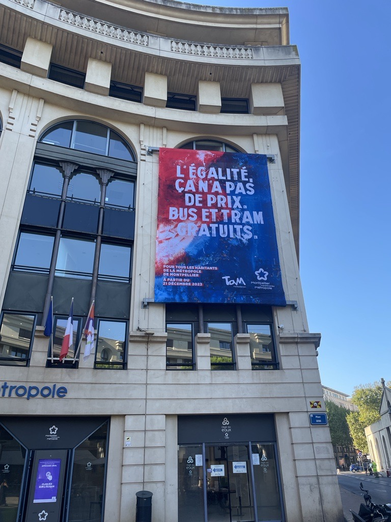 Affiche sur la façade de l'hôtel de Métropole