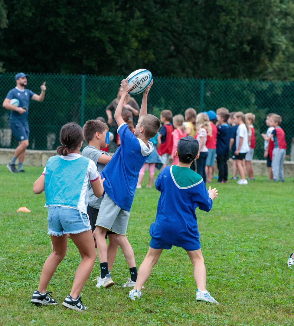 enfant jouent au rugby