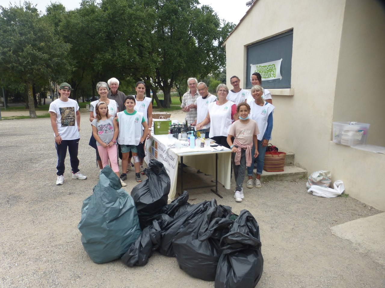Petits et grands se mobilisent pour nettoyer la nature