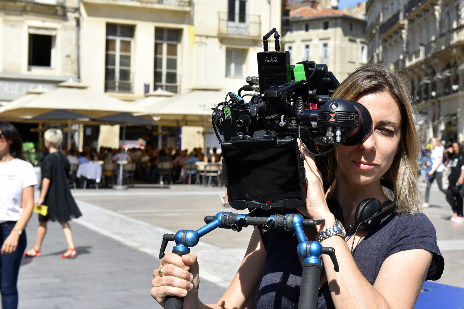 femme portant une camera. 