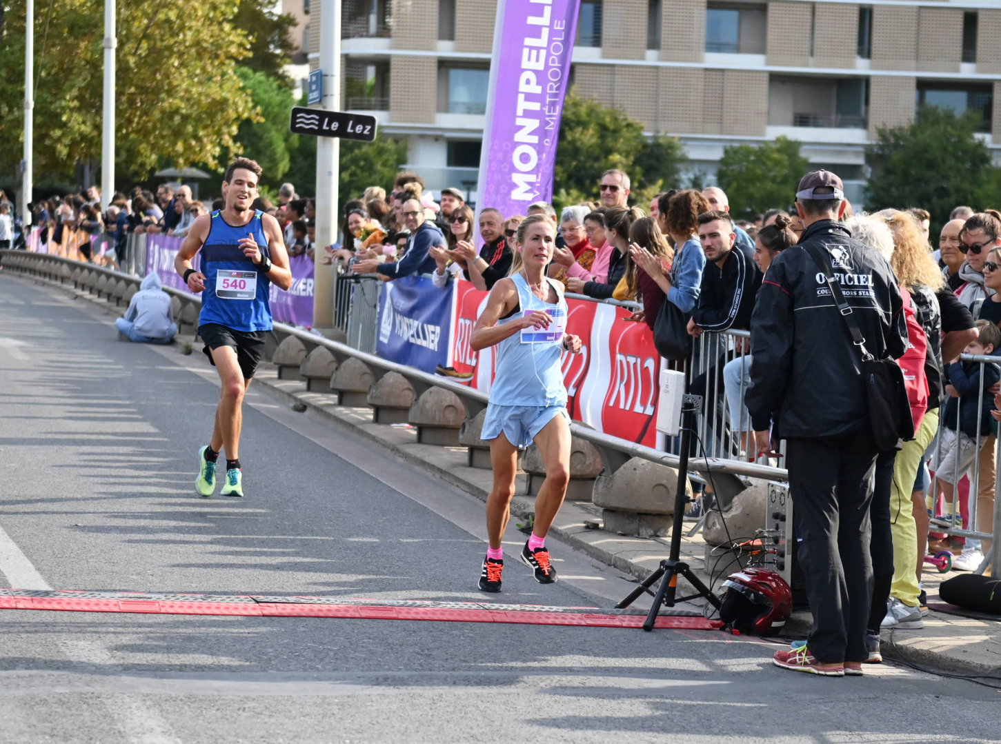 Coureurs sur la ligne d'arrivée