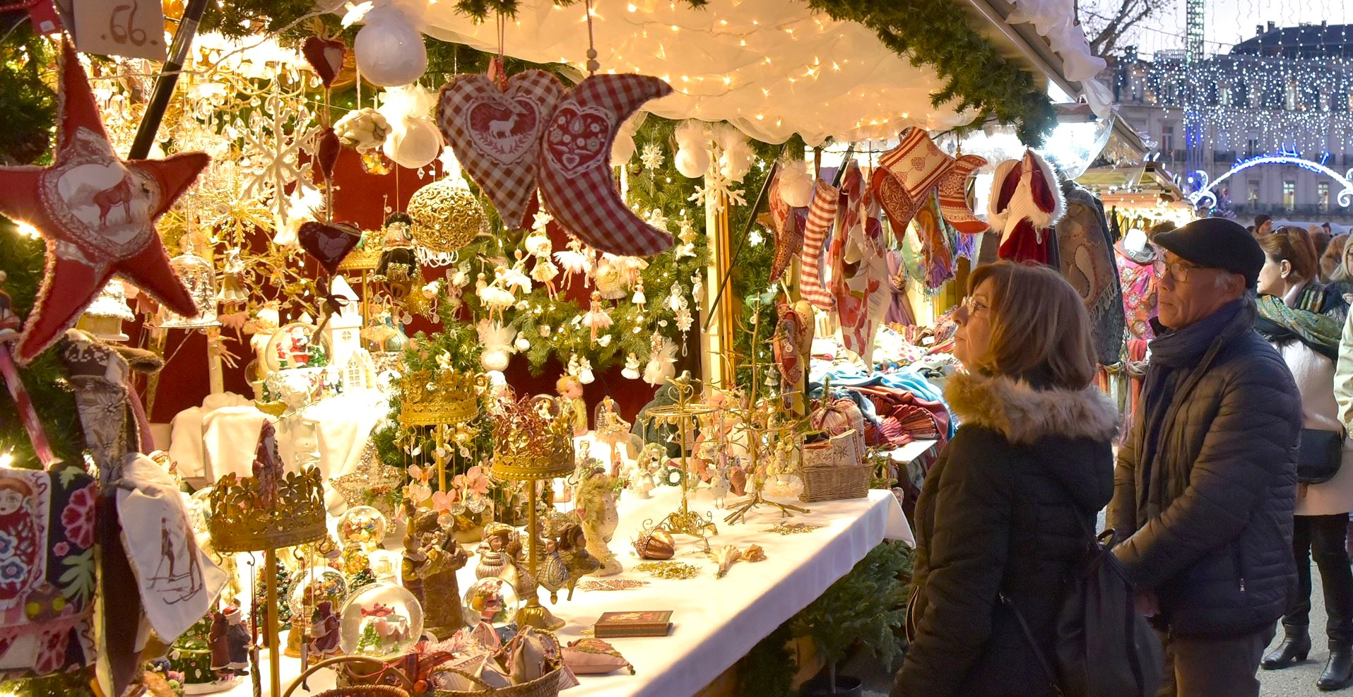 Couple admirant les décorations dans les chalets