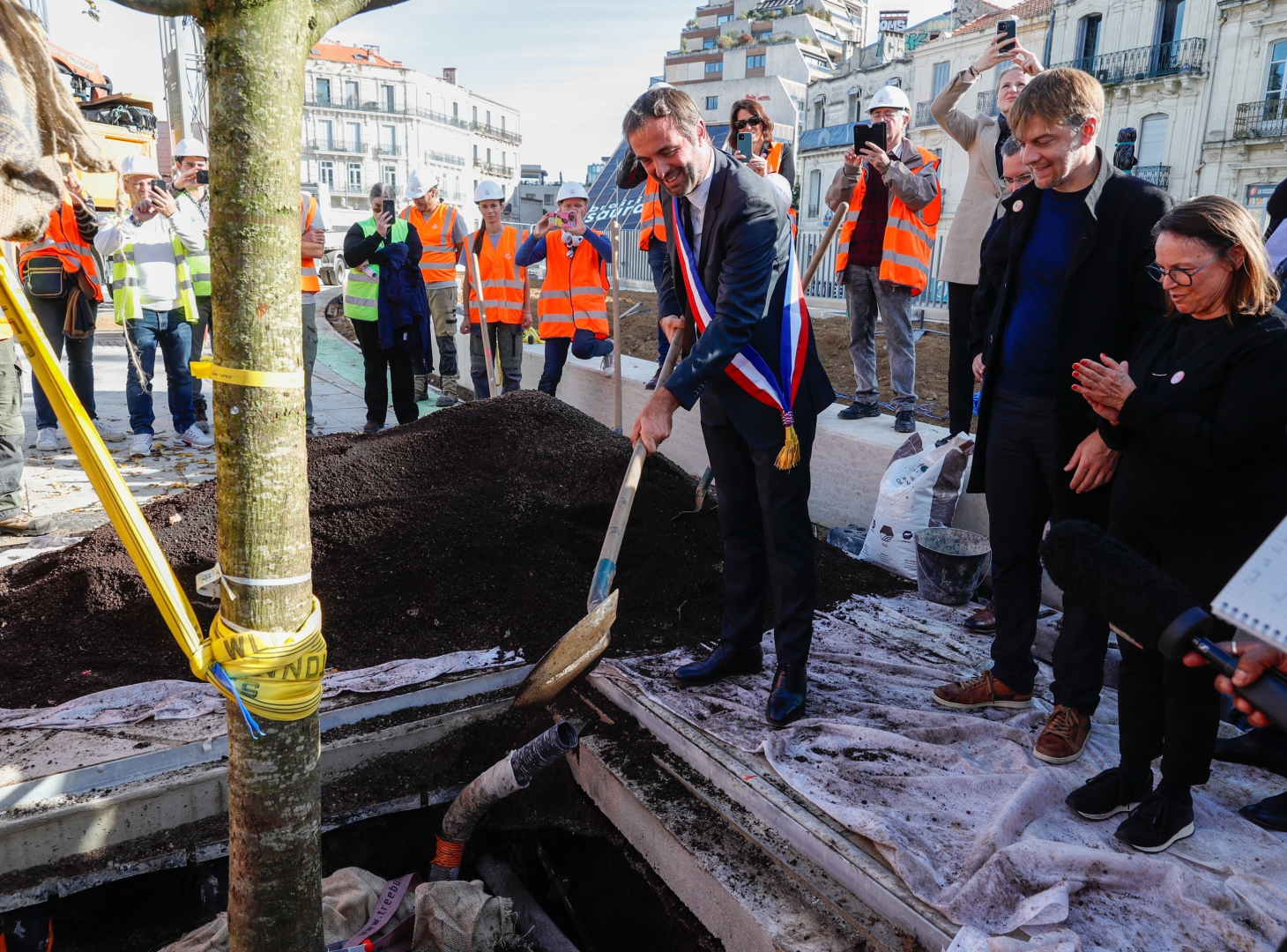 Le maire de Montpellier plante le premier orme. 