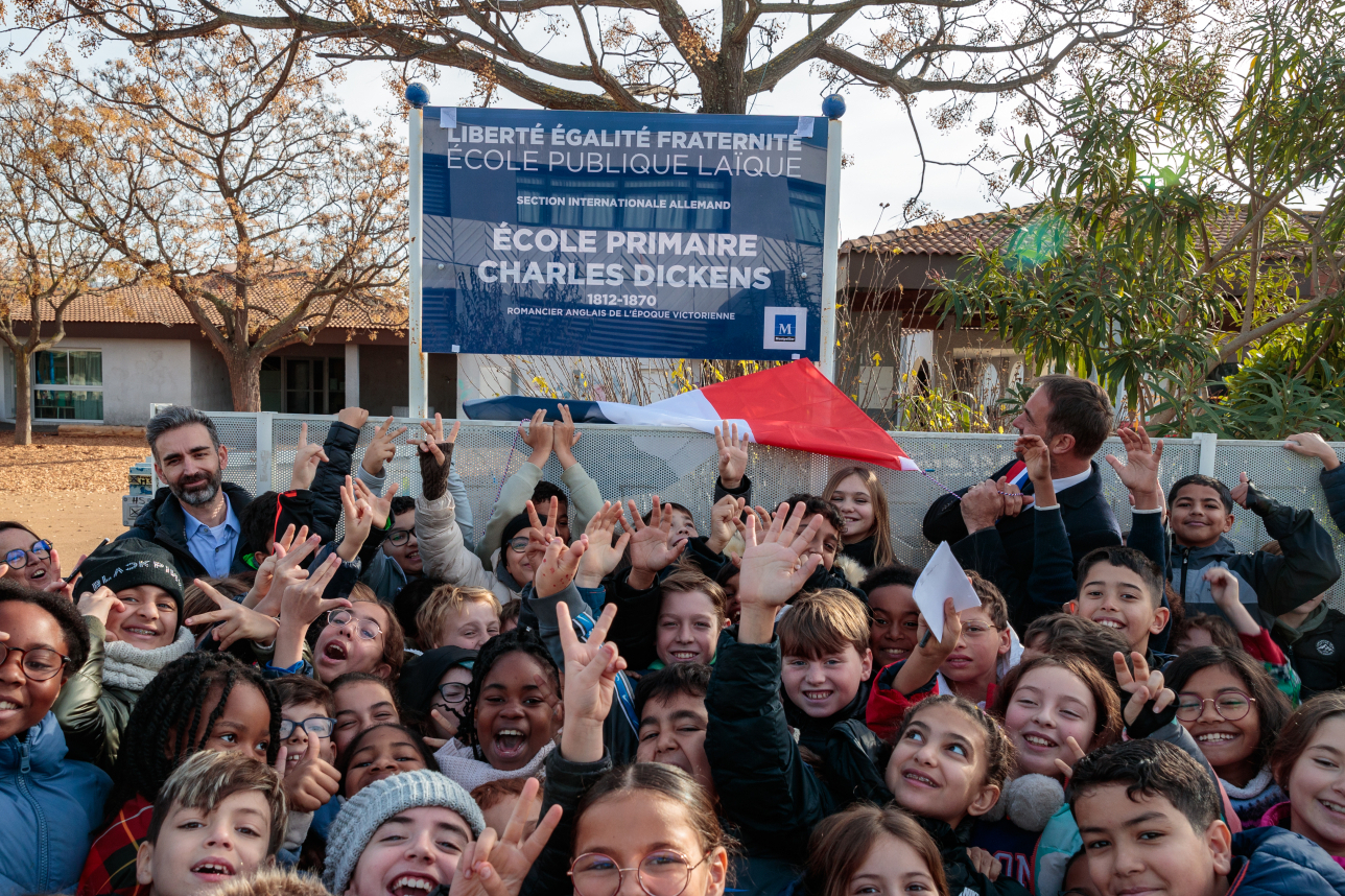 Dévoilement de la nouvelle plaque de l'école Charles Dickens 