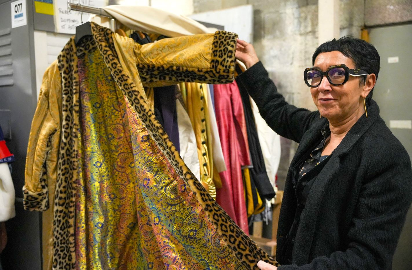 Fatma Zemouli présente quelques costumes de l'Opéra-Comédie
