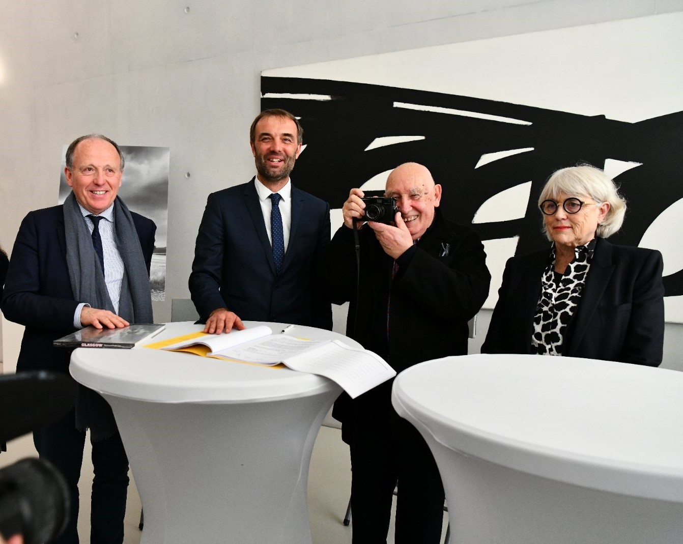signature de la convention de donation Depardon au musée Fabre