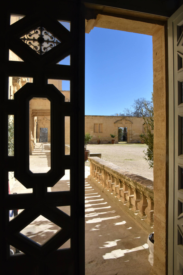 Porte du château de Castries