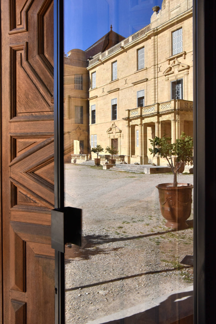 Porte donnant sur la cour du château de Castries
