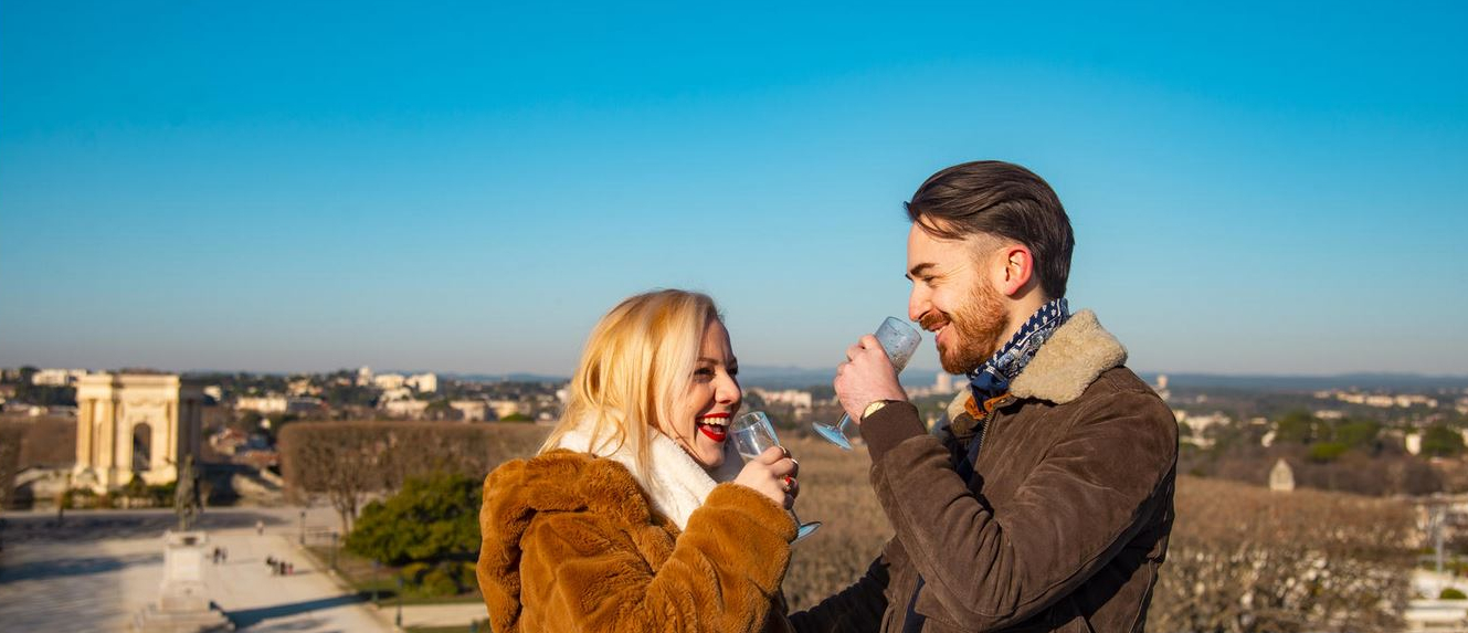 Couple d'amoureux buvant une coupe de champagne sur le toit de l'Arc de triomphe