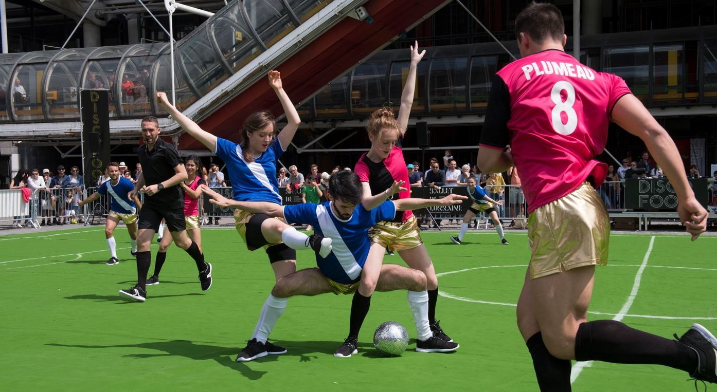 Photo de danseurs jouant au foot dans le spectacle Discofoot