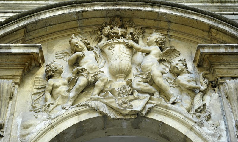 statues