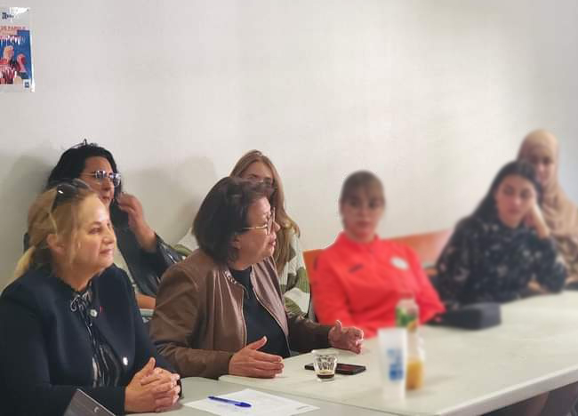 Clare Hart et Séverine Saint-Martin ont présenté aux participant(e)s les actions de la collectivité en matière de lutte contre le changement climatique