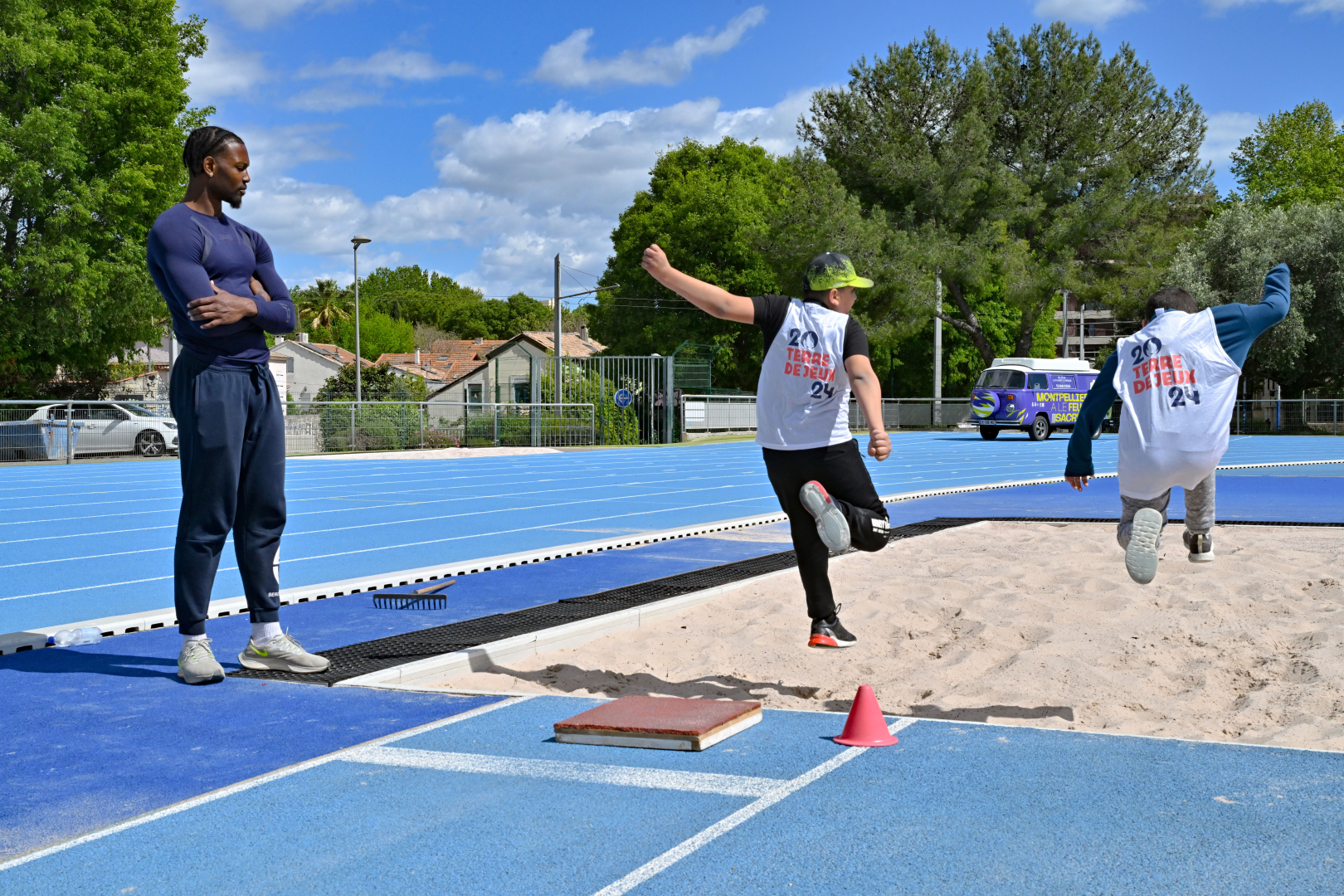 Les entraîneurs du MA2M encadrent l'atelier saut en longueur