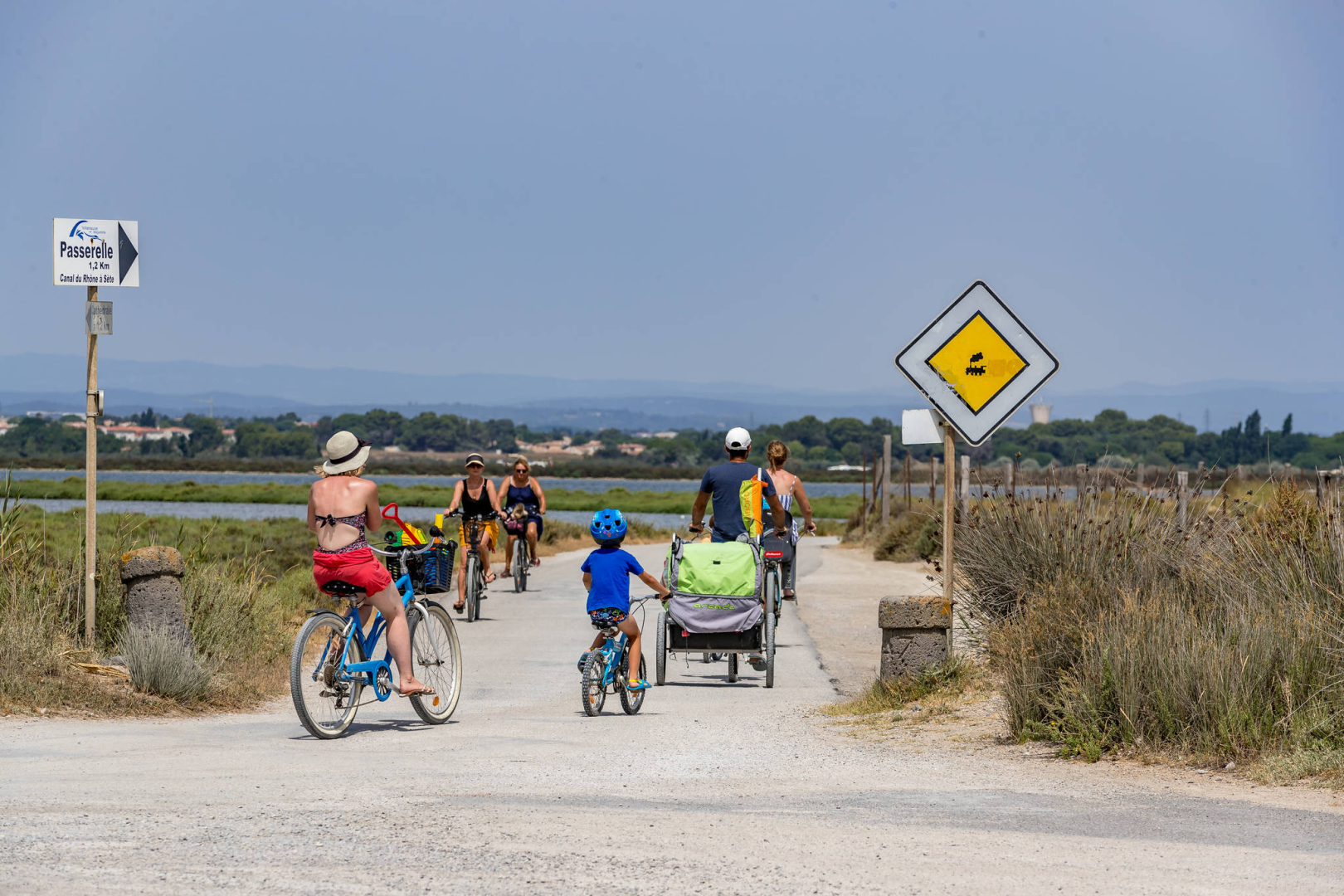 une famille de cyclistes 