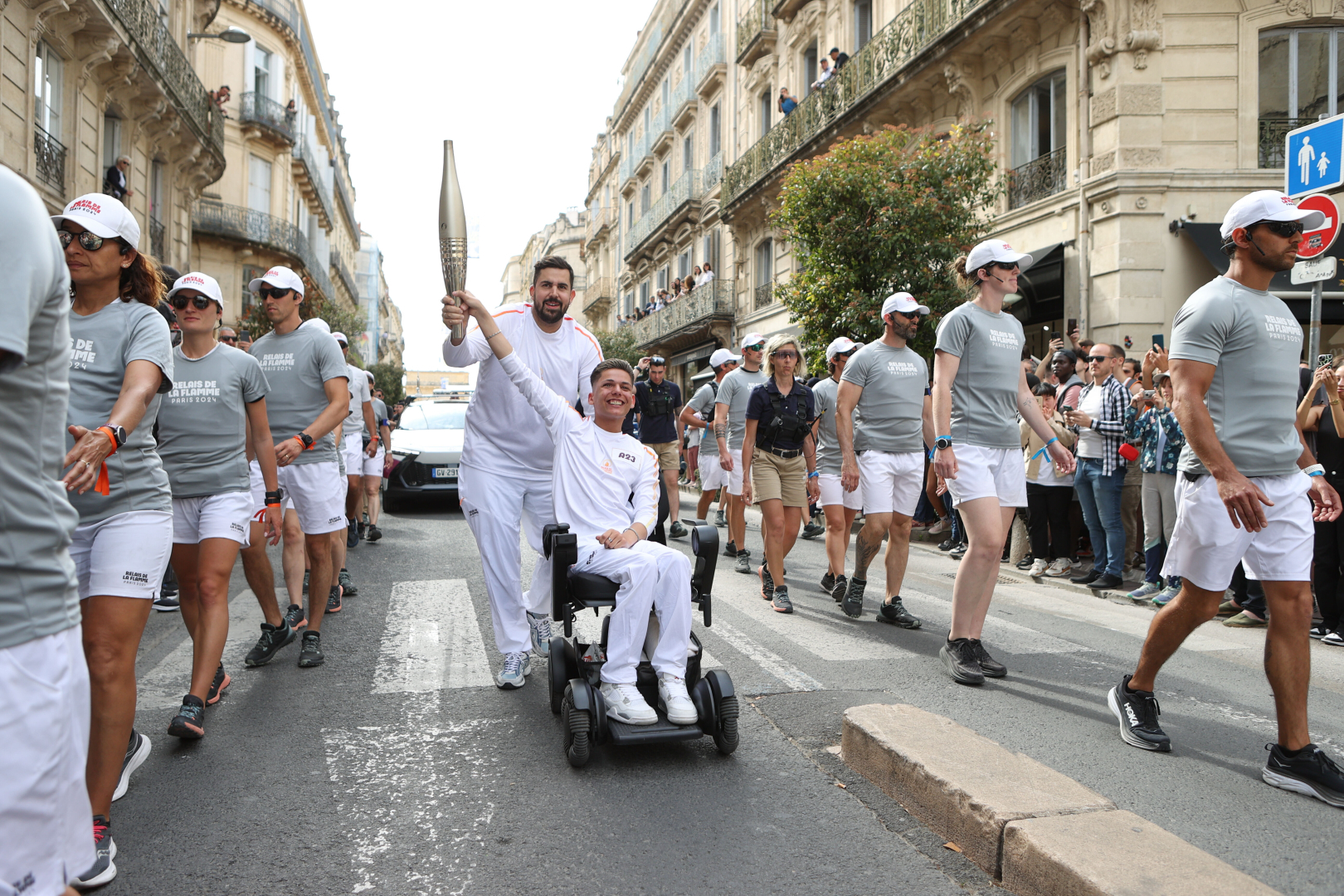 L'acteur et réalisateur Artus aux abords de la préfecture 