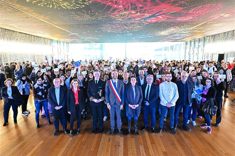 Photo de groupe avec les cartes électorales