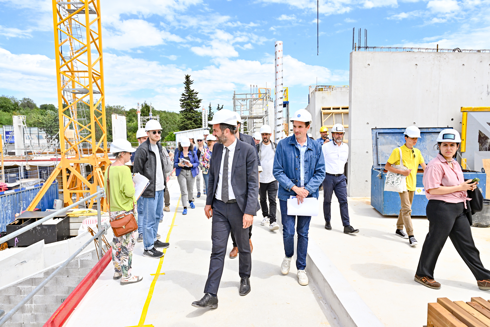 Michael Delafosse s'assure de l'avancement du chantier aux côtés de l'architecte principal, Thomas Landemaine