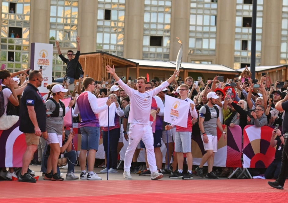 Kevin Mayer, dernier relayeur de la journée, arrive place de l'Europe sous l'oeil admiratif des frères Lebrun