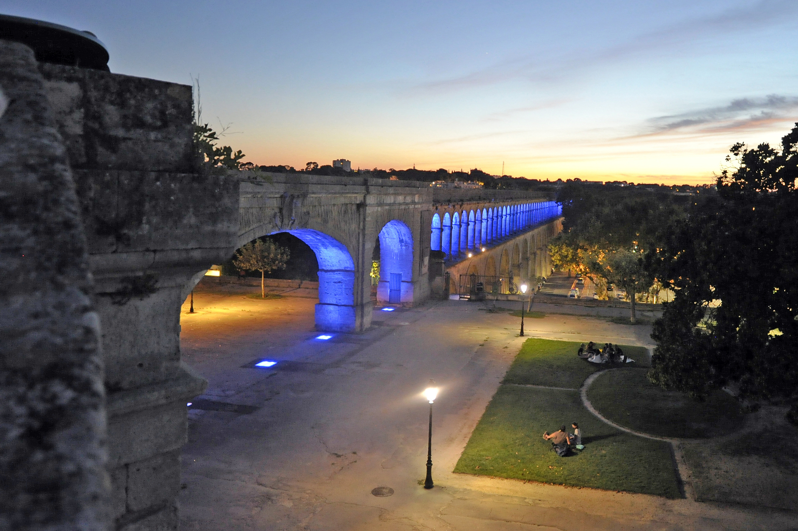 L'Aqueduc Saint-Clément des Arceaux illuminé par l'artiste Yann Kersale en 2007