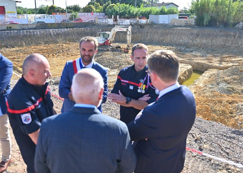 Autorités devant le chantier