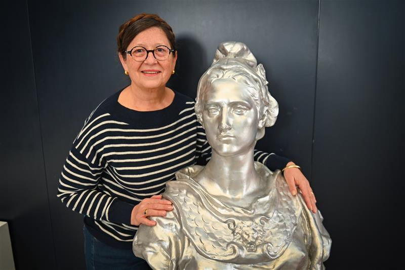 Olga au côté d'une Marianne de l'exposition