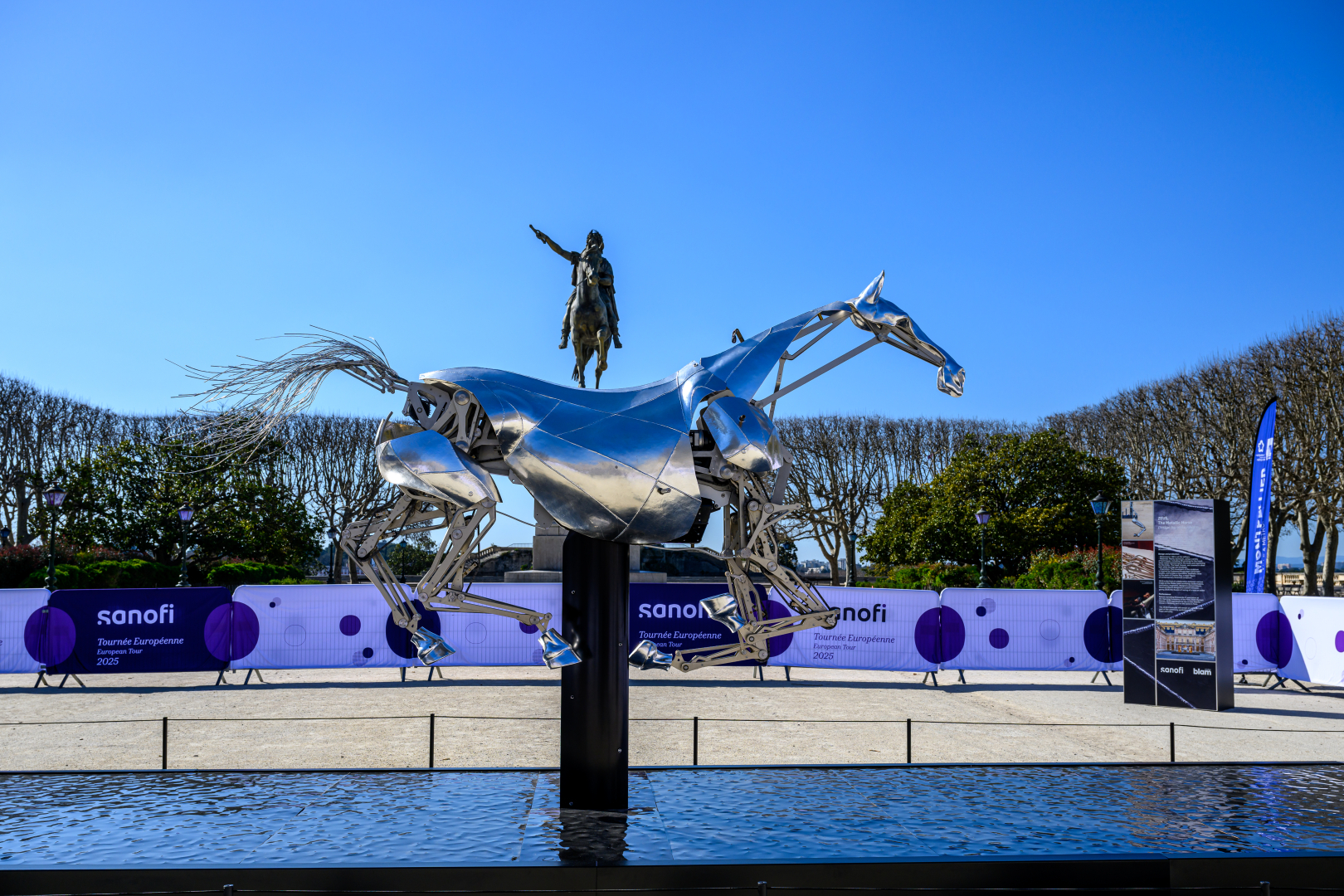 Zeus cheval métallique animé de la cérémonie d'ouverture des JO exposé sur le Peyrou