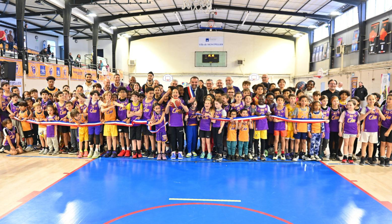 jeunes licenciés du club élus ruban d'inauguration gymnase Couderc