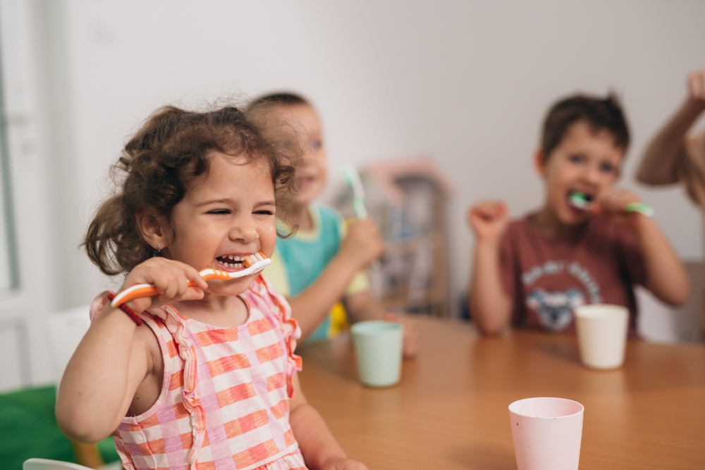 enfants qui se lavent les dents