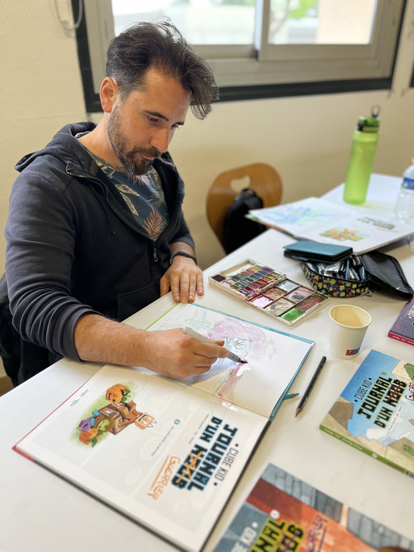 Rencontrez JEZ au Crès. Cet auteur et illustrateur jeunesse est connu pour la série à succès "Journal d’un Noob" inspirée de l’univers Minecraft