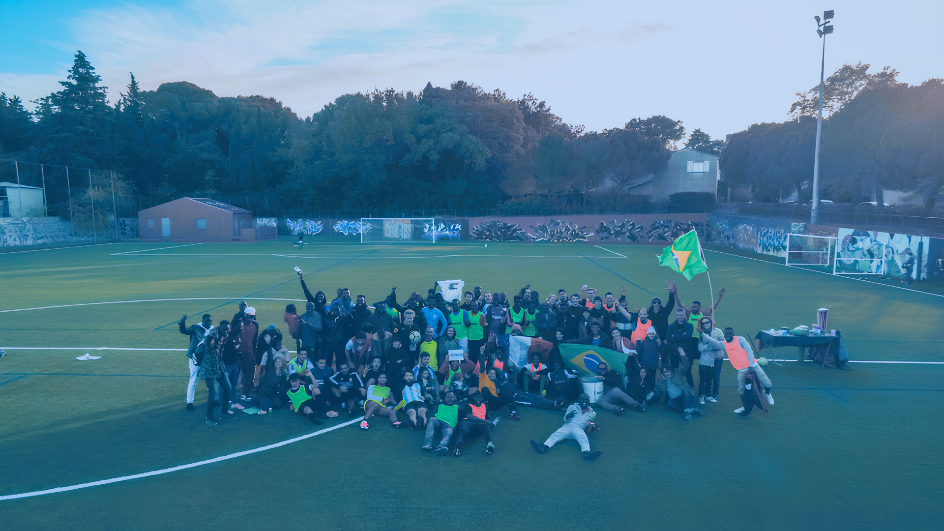 terrain drapeaux photo de groupe joie 