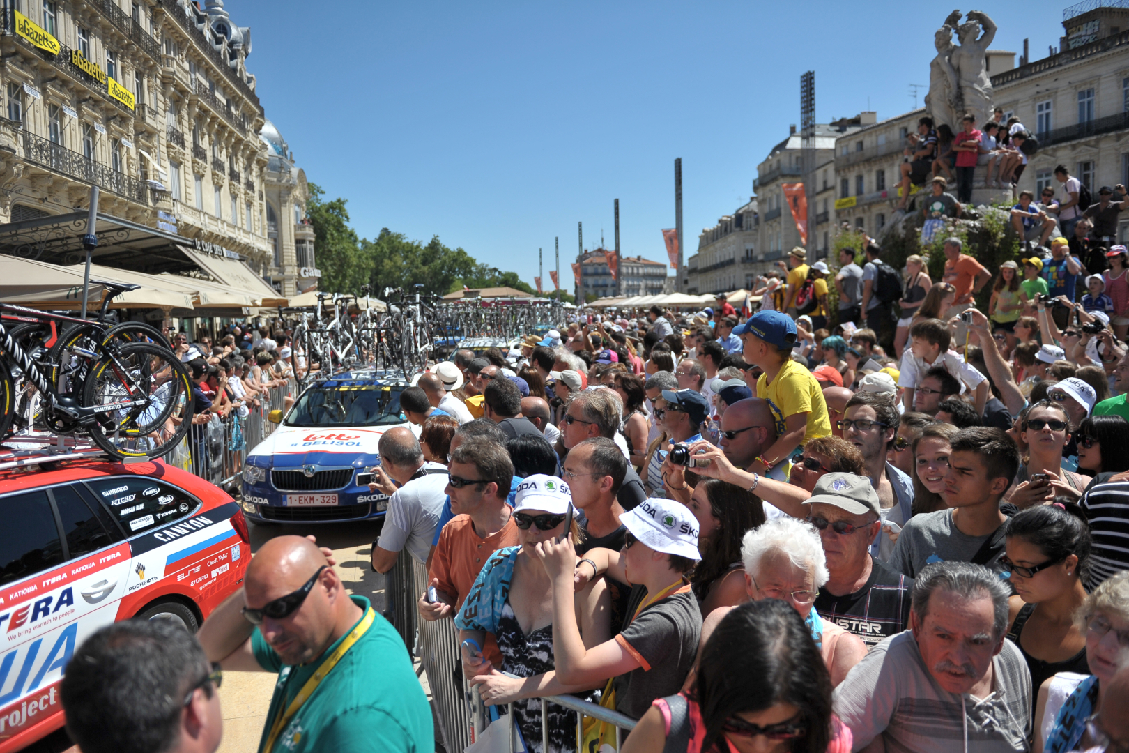 2013 foule caravane vélo place de la Comédie statue des trois grâces ciel bleu