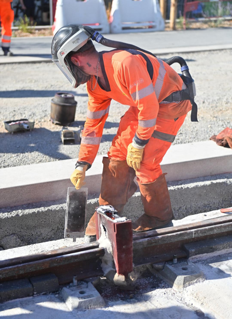 soudeur avec combinaison de sécurité rails dernière soudure de la ligne 5 