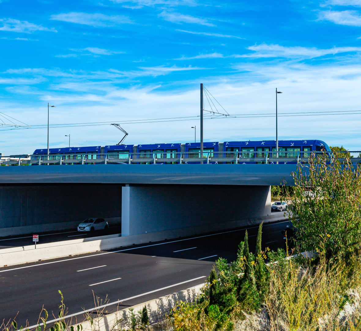 tramway de la ligne 1 franchissant le pont de l'autoroute pendant les essais ciel bleu