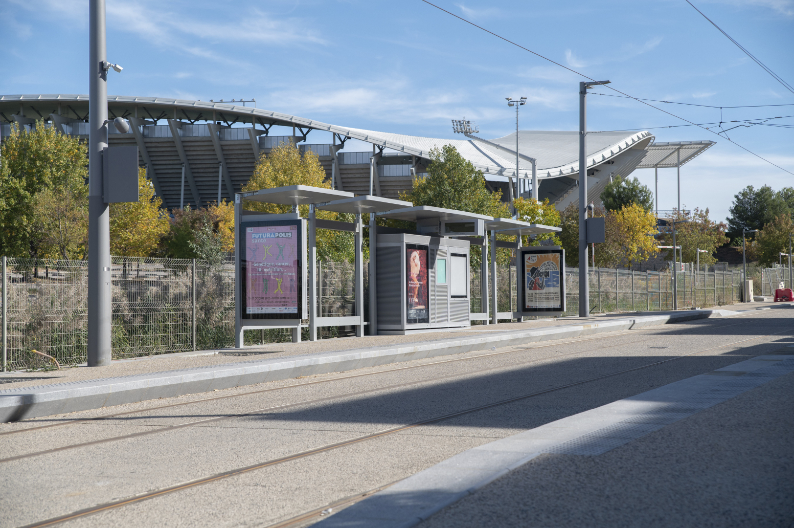 La Ligne 5 dessert des équipements sportifs comme le stade de rugby (Septeo Stadium), le FDI Stadium du Montpellier Handball...