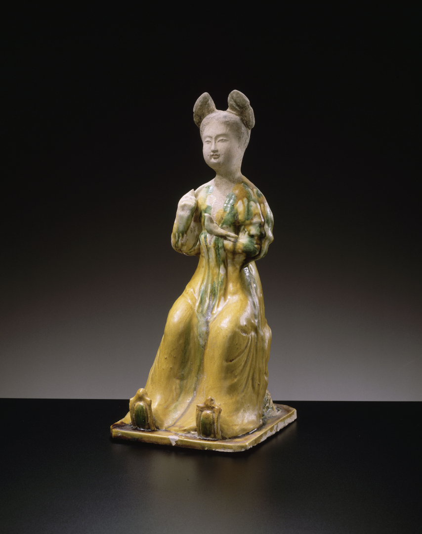 statuette colorée de courtisane du 8e siècle 