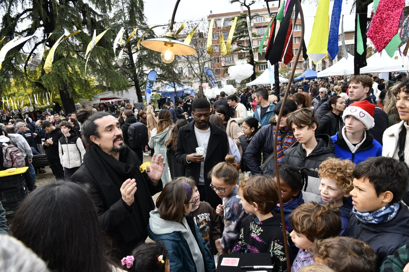 Lâcher de magiciens dans le parc avec la Cie Sans Gravité