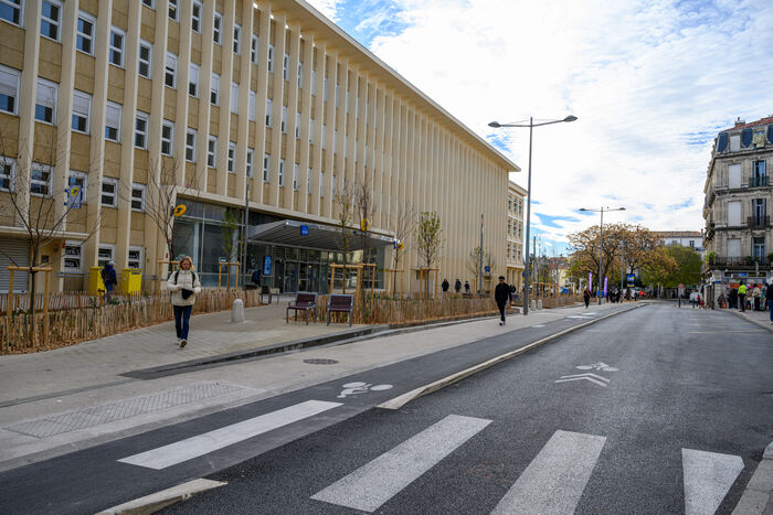 parvis Rondelet rénové avec trottoirs piétons et nouvelle piste cyclable 
