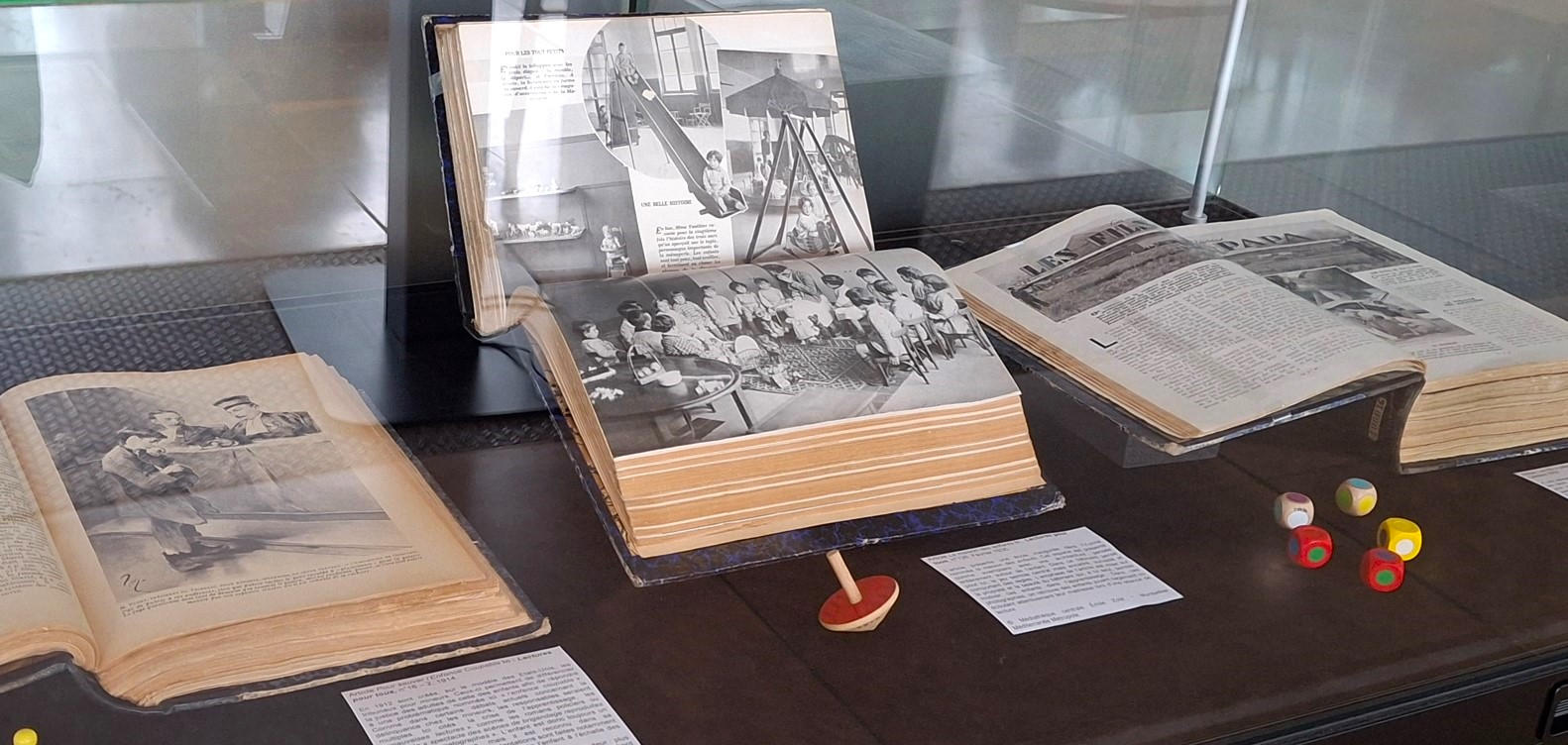 Image de la vitrine d'expo, avec trois volumes de journaux présentés
