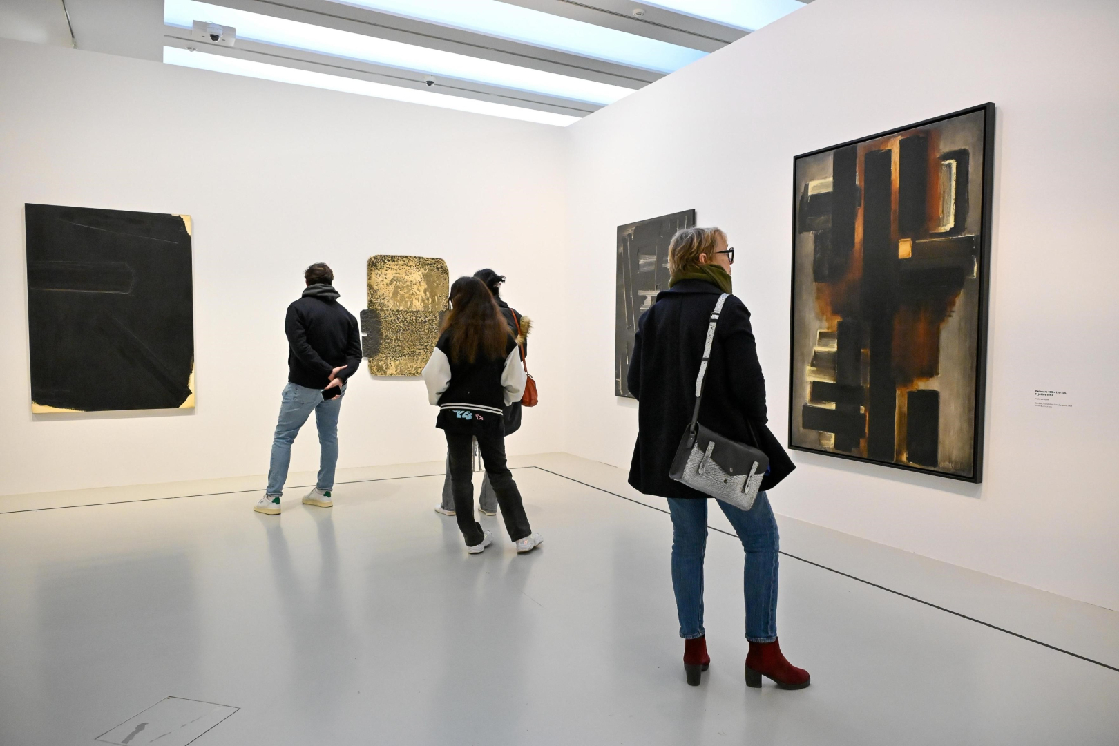 Visite dans une salle du musée