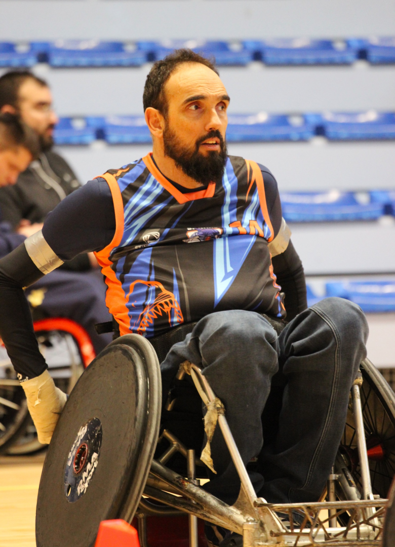 joueur de rugby fauteuil, gradins en arrière-plan 