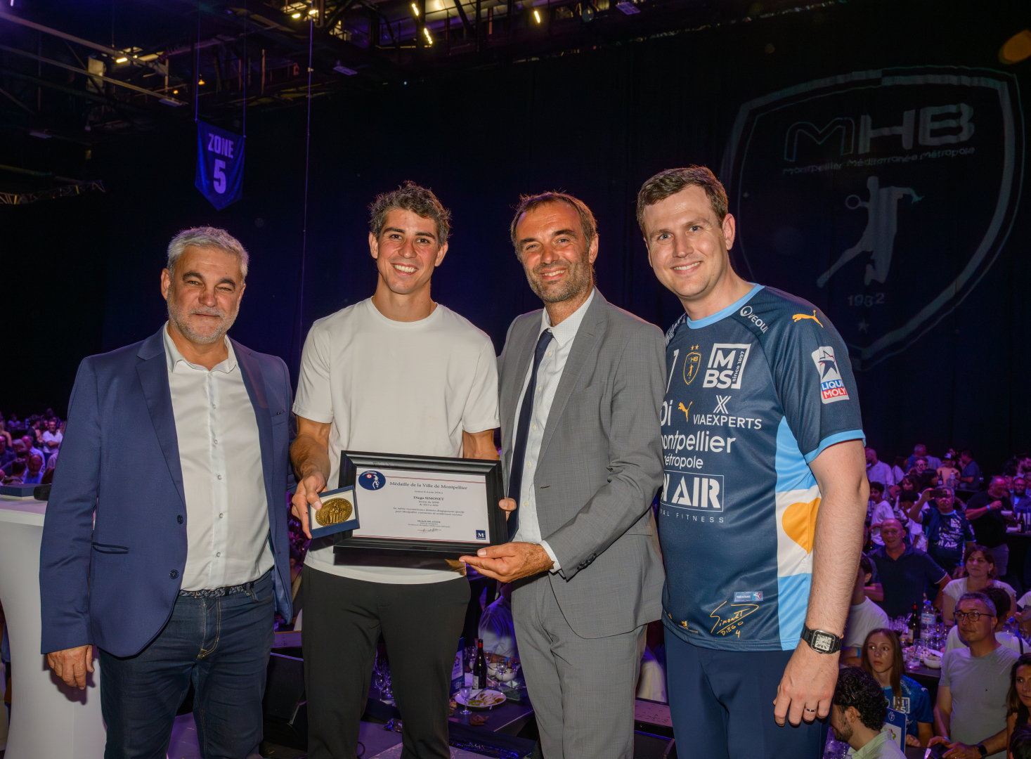 De gauche à droite, Hervé  Martin, Vice-président délégué au Rayonnement sportif et à la Promotion du sport pour toutes et tous, Diego Simonet, Michaël Delafosse et Julien Deljary, président du MHB
