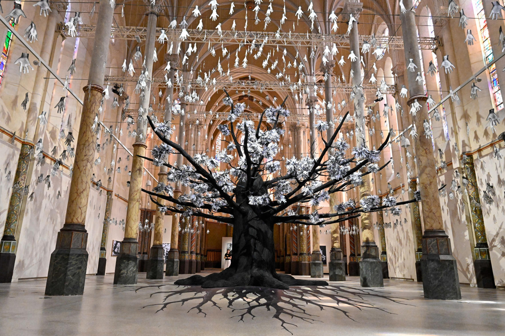l’exposition "Adventice" de l’artiste international JR, présentée au Carré Sainte-Anne