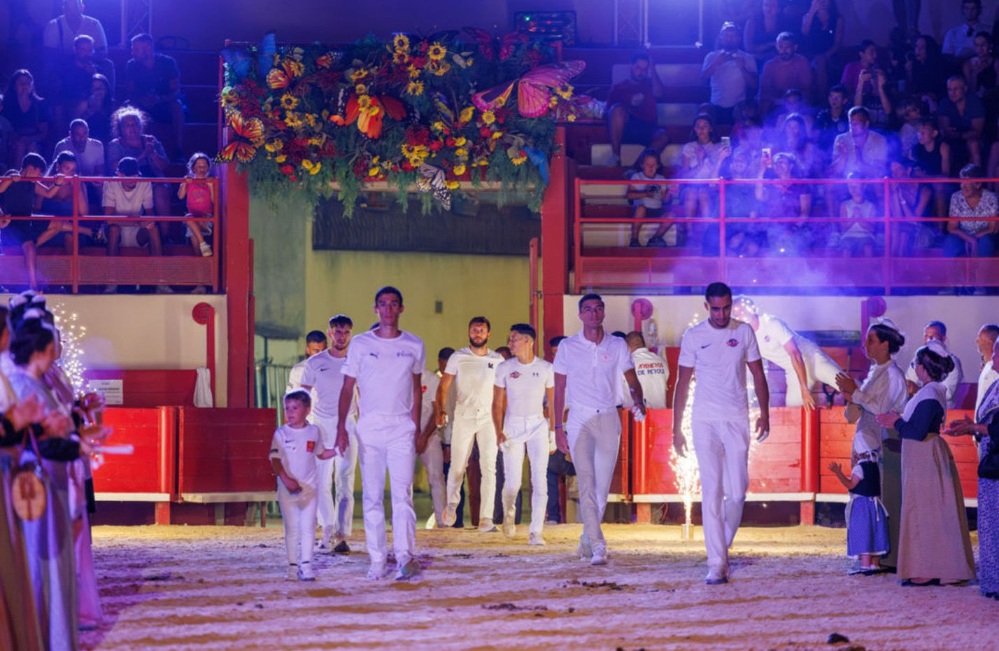 Entrée des raseteurs pour le trophée taurin dans les arènes du Crès