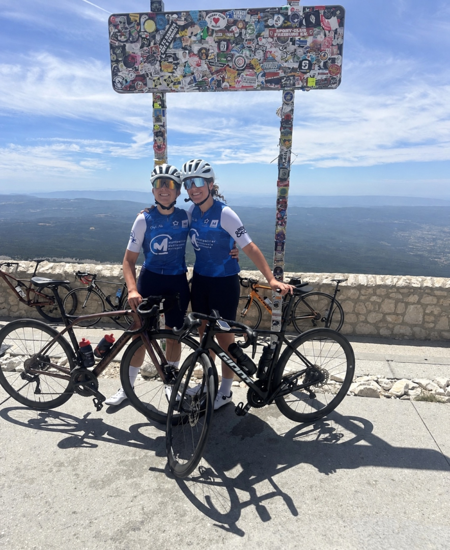 cyclistes femmes en haut du mont Ventoux 