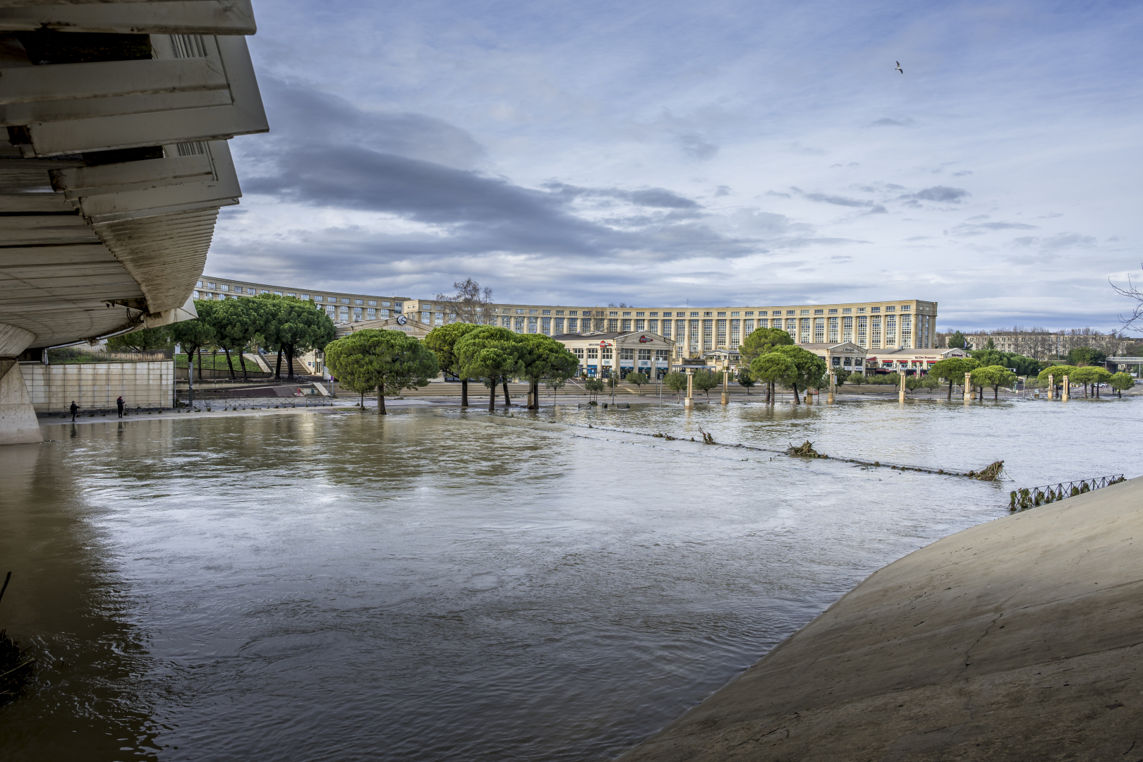 Le Quai du Pirée est prévu pour être submersible, afin de protéger la commune et celle alentour 