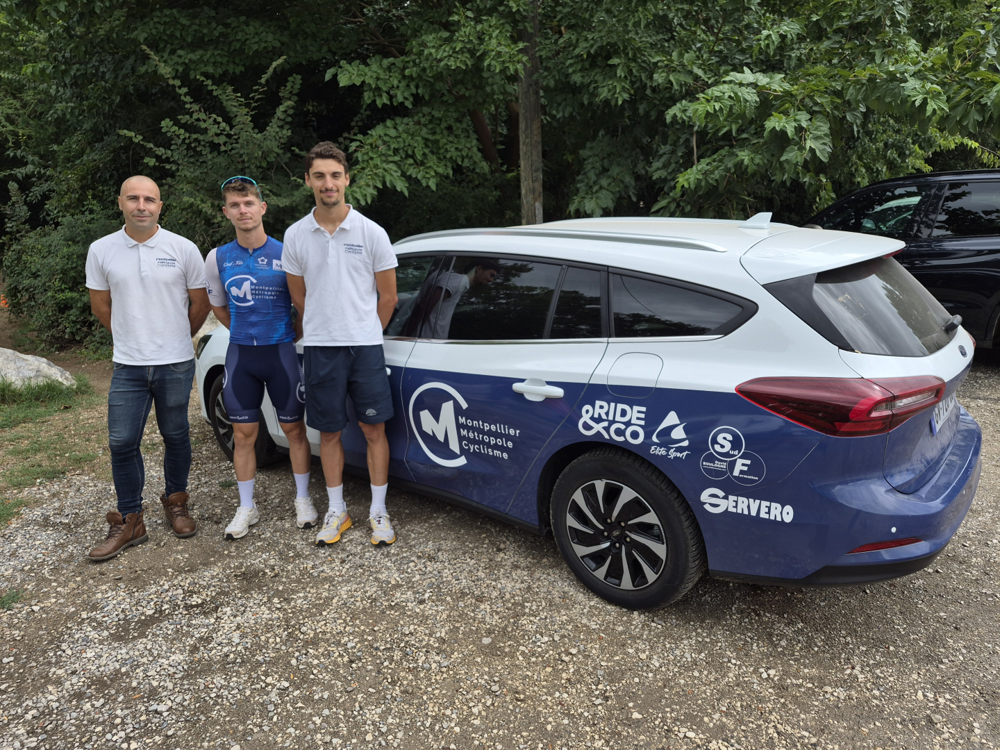 Jason Kaufmann, Grégoire Vettor et Hugo Vaillier-Ville devant la voiture suiveuse du MMC