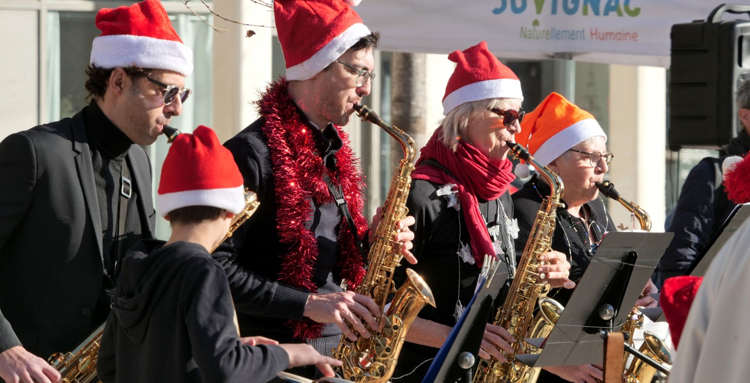 Joueurs de saxo en habits de père noël